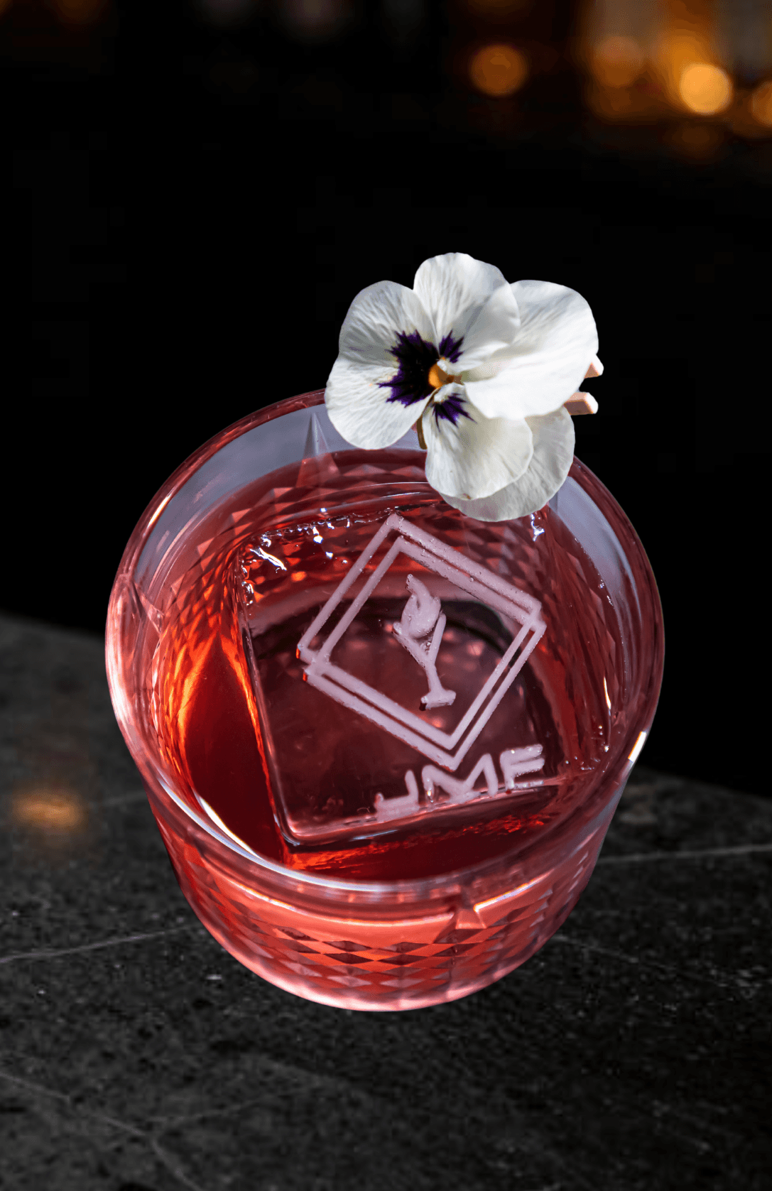 Cocktail avec glaçon clear ice gravé — JMF Bartending Concept